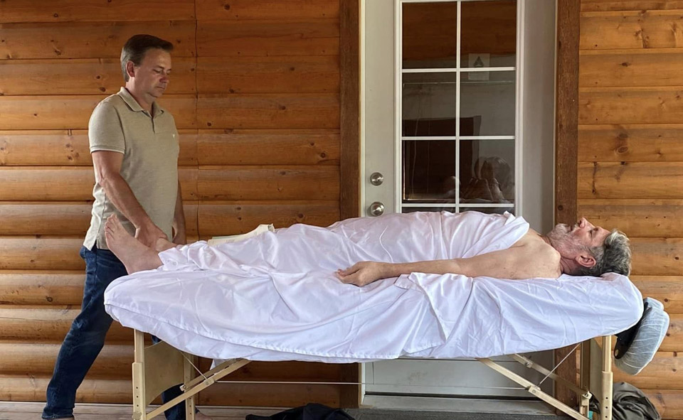 Anthony Stewart demonstrating Raindrop Technique for CCIs